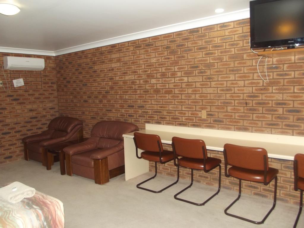 Cobar Town & Country Motor Inn Room photo