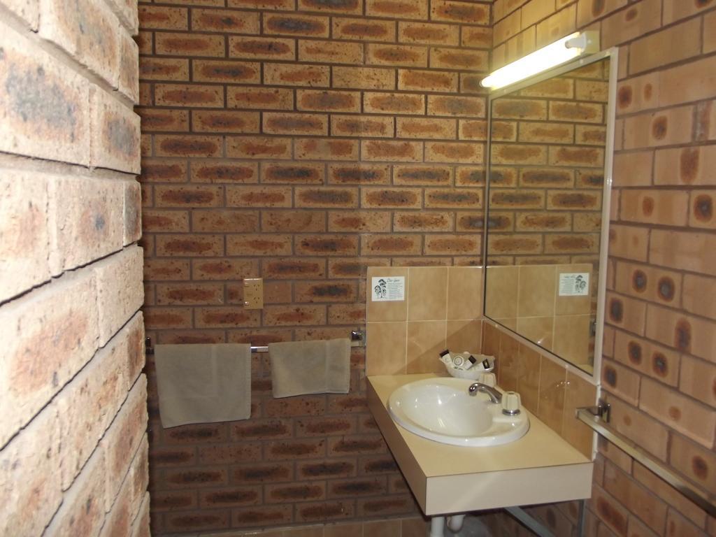 Cobar Town & Country Motor Inn Room photo