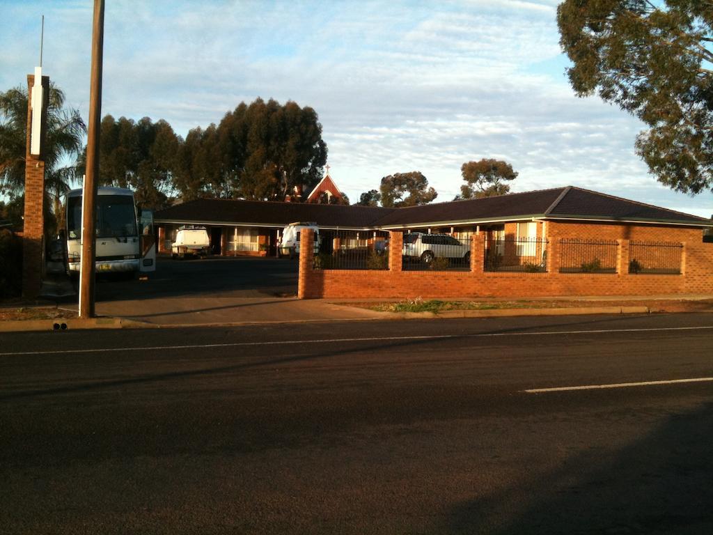 Cobar Town & Country Motor Inn Exterior photo