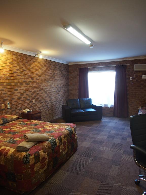 Cobar Town & Country Motor Inn Exterior photo